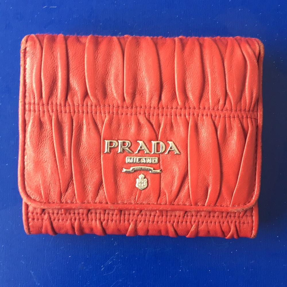 Prada women’s wallet (authentic)